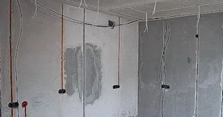 Прокладка кабеля в штробе в Губахе – расценки от 206 руб - ЭлектроГбх